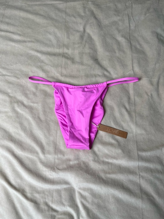 SKIMS Other - SKIMS 🩷 String Bikini Bottoms Neon Orchid Medium NWT